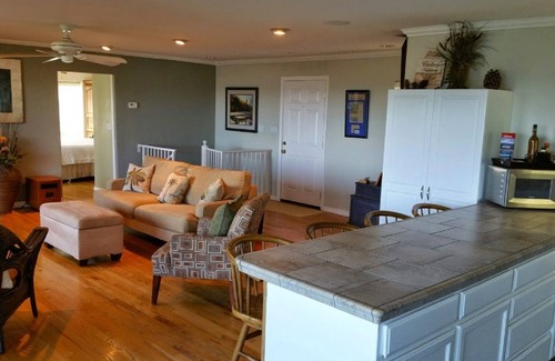 Lakehead House | Best Romantic Getaway on Lake Shasta. Amazing Views, No Neighbors.