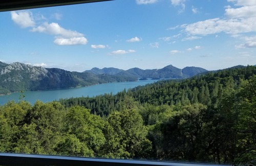 Lakehead House | Best Romantic Getaway on Lake Shasta. Amazing Views, No Neighbors.