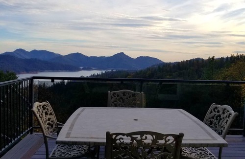 Lakehead House | Best Romantic Getaway on Lake Shasta. Amazing Views, No Neighbors.
