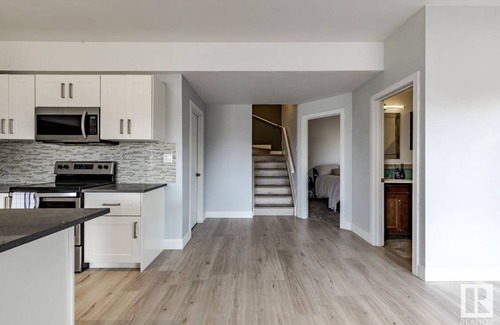 Southeast Edmonton House | BEST ROOM WITH LAKEVIEW