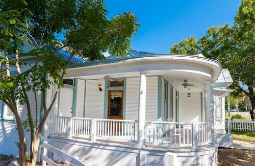 Mahncke Park House | Best SA FarmHouse w/King Bed-Wifi-Rodeo Bull on Fiesta Strip & MANY Attractions