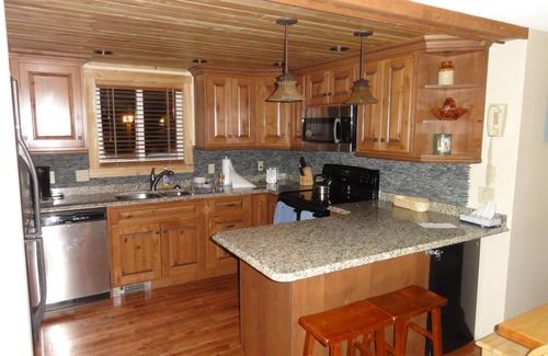 North Troy Condo | Best Ski In/Ski Out Location - ❄️❄️ Jay Peak Large 3 BR