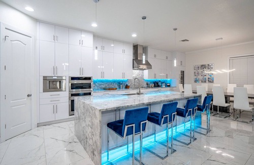 Virginia Park House | ⭐️BEST⭐️ SOUTH TAMPA MANSION- REMODELED- MOVIE THEATER- 🔥POOL-HOTTUB HUGE 5000 sqf