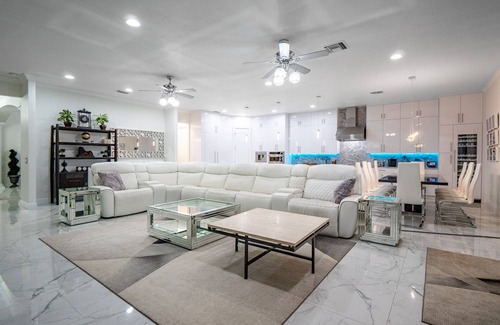 Virginia Park House | ⭐️BEST⭐️ SOUTH TAMPA MANSION- REMODELED- MOVIE THEATER- 🔥POOL-HOTTUB HUGE 5000 sqf