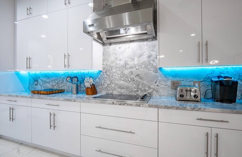 Virginia Park House | ⭐️BEST⭐️ SOUTH TAMPA MANSION- REMODELED- MOVIE THEATER- 🔥POOL-HOTTUB HUGE 5000 sqf