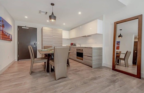 Hollywood Apartment | Best Stay|Rooftop Pool|Ocean View Balcony