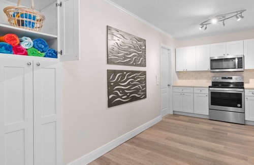 Central Naples House | Best Street! The BEACH is a 5 Min Drive plus Bikes, Firepit, & Fully Fenced Yard