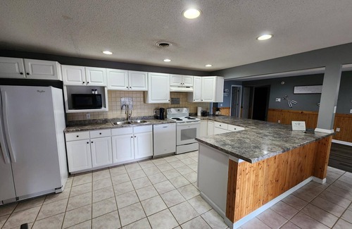 Goreville House | Best sunset views on the lake, renovated 3 bedrooms, 2 bath sleeps 8 people.