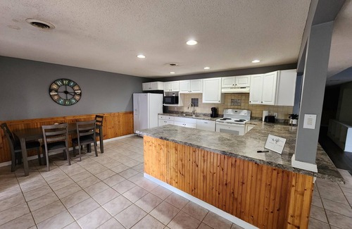 Goreville House | Best sunset views on the lake, renovated 3 bedrooms, 2 bath sleeps 8 people.