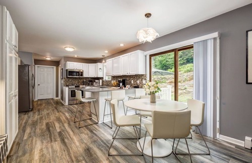 Roxbury House | BEST TOWN! PoshPadsCT "TUNNEL" 4-BR HEATED SPA-POOL, Bike, Hiking, NYC 1.5 Hrs