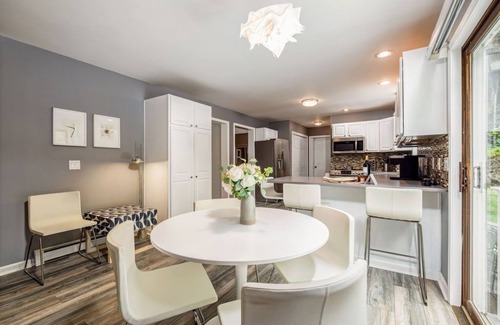 Roxbury House | BEST TOWN! PoshPadsCT "TUNNEL" 4-BR HEATED SPA-POOL, Bike, Hiking, NYC 1.5 Hrs