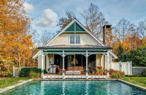 Roxbury House | BEST TOWN ROXBURY!1.5Hrs NYC PoshPadsCT "TOPHET POOL BARN" Ski,Pool,BBQ,Magical!