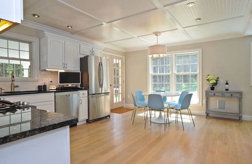 Lakeside House | Best Town WASHINGTON! PoshPadsCT"51 SENFF" 2Hrs-NYC Mint 5BR, Ski, BBQ, HotTub!