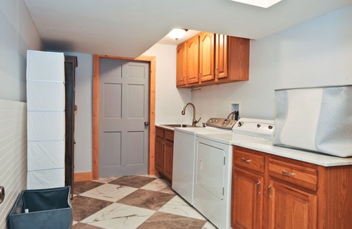Lakeside House | Best Town WASHINGTON! PoshPadsCT"51 SENFF" 2Hrs-NYC Mint 5BR, Ski, BBQ, HotTub!