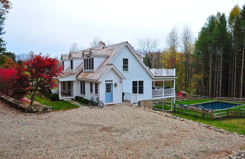 Lakeside House | Best Town WASHINGTON! PoshPadsCT"51 SENFF" 2Hrs-NYC Mint 5BR, Ski, BBQ, HotTub!