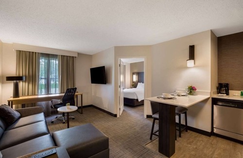Mount Tabor Apartment | Best Value, Quality Stay! Relaxing 1BR Suite with Full Kitchen, Free Breakfast!