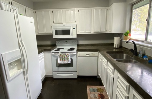 Collister House | Best Value in NW Boise- large backyard, fire pit, 10 min to downtown
