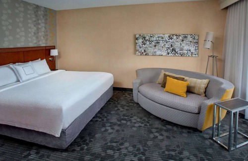 Foxboro Hotel | Best Value, Quality Stay! Pet-Friendly, Near F. Gilbert Hills State Forest