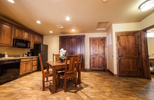 Zion National Park South Entrance Hotel | Best Value, Quality Stay! Near Zion Nature Center with Free Parking and Pool