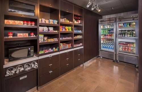Columbia Hotel | Best Value, Quality Stay! Near Hyper Kidz, Pets are Allowed Here, w/Pool!
