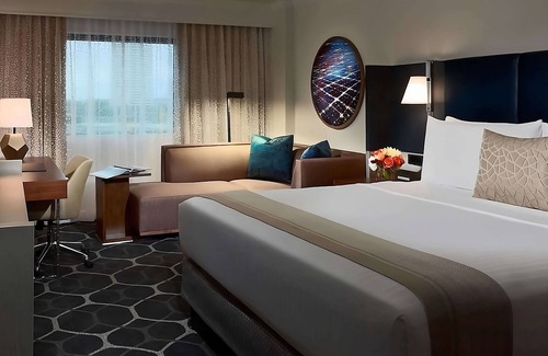 Uptown Hotel | Best Value, Quality Stay! With Swimming Pool, Pets Allowed, Close to Bayou Bend