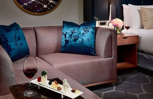 Uptown Hotel | Best Value, Quality Stay! With Swimming Pool, Pets Allowed, Close to Bayou Bend
