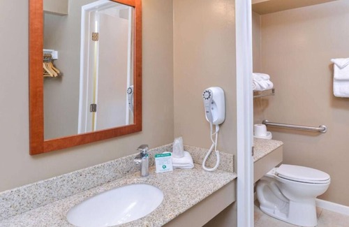 Solvang Hotel | Best Value Stay! Comes with Continental Breakfast and Parking, Outdoor Pool