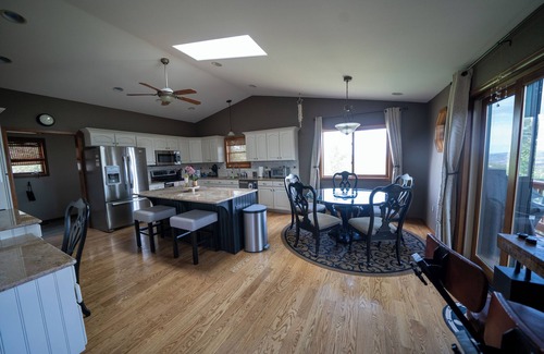 Bailey House | Best view! Infinity Swing, Spa, Decks, Big Kitchen, 3,100 Sq Ft, A/C, Ping Pong