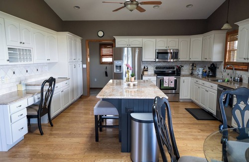 Bailey House | Best view! Infinity Swing, Spa, Decks, Big Kitchen, 3,100 Sq Ft, A/C, Ping Pong