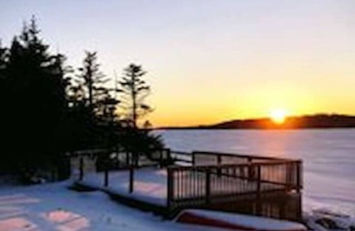 Brigus Junction Cottage | ★BEST VIEW Wonderland ★ Cozy Cabin on Pond