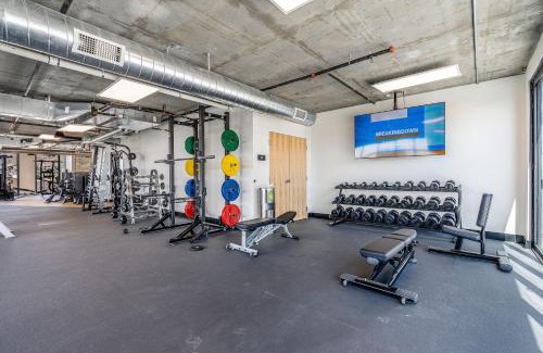 Rio Grande Apartment | Best views! Lux 9th fl Gym Pking Pool Htub King BD
