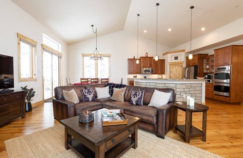 Evergreen Cabin | BEST VIEWS! Mountain Retreat—Saltwater HotTub/Firepit. Close to trails/Red Rocks