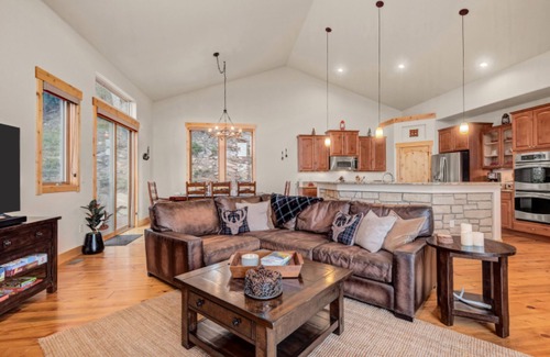 Evergreen Cabin | BEST VIEWS! Mountain Retreat—Saltwater HotTub/Firepit. Close to trails/Red Rocks