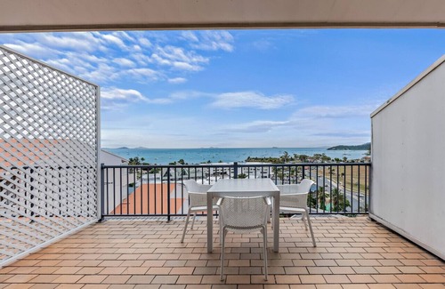 Airlie Beach Apartment | BEST VIEWS, POOL, SPA, CLOSE TO EVERYTHING