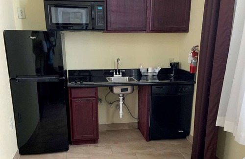 Brook Park Hotel | Best Western Airport Inn & Suites Cleveland