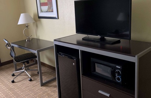 Brook Park Hotel | Best Western Airport Inn & Suites Cleveland