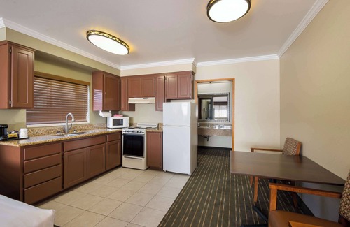 Coos Bay Hotel | Best Western Holiday Hotel