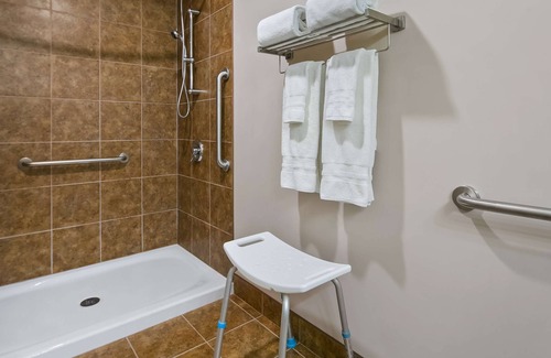 Sylvan Lake Hotel | Best Western Plus Chateau Inn Sylvan Lake