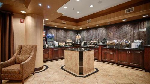 I-435 West KC-KS Hotel | Best Western Plus KC Speedway Inn & Suites