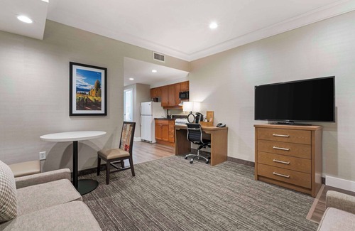 Dilworth Mountain Estates Hotel | Best Western Plus Kelowna Hotel & Suites