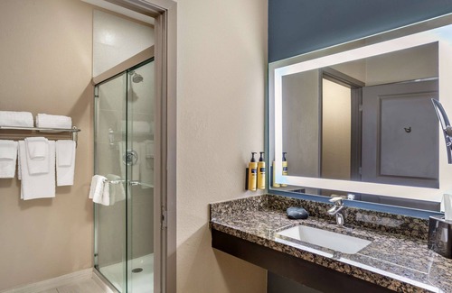 Lake Jackson Hotel | Best Western Plus Lake Jackson Inn & Suites