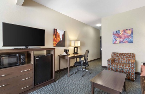 Luling Hotel | Best Western Plus Longhorn Inn & Suites