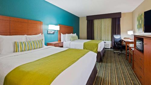 Menomonie Hotel | BEST WESTERN Plus Menomonie Inn & Suites
