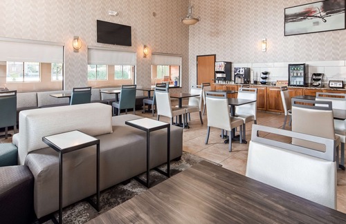 North Canton Hotel | Best Western Plus North Canton Inn & Suites