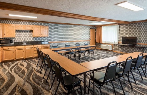 North Canton Hotel | Best Western Plus North Canton Inn & Suites