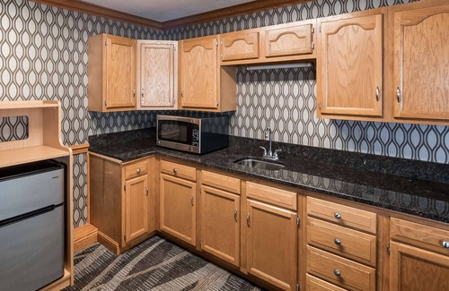 North Canton Hotel | Best Western Plus North Canton Inn & Suites