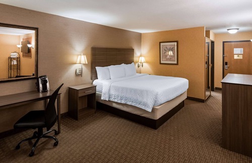 North Canton Hotel | Best Western Plus North Canton Inn & Suites