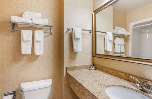 Paradise Hotel | Best Western Plus Revere Inn & Suites