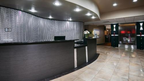 Denton Hotel | Best Western Premier Crown Chase Inn & Suites