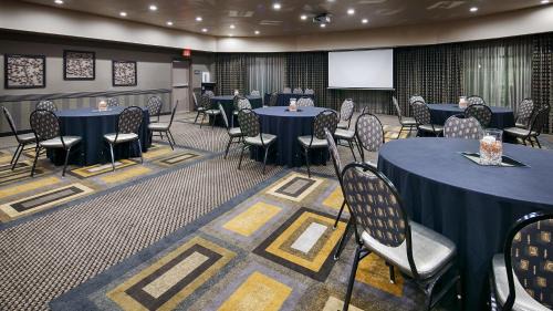 Denton Hotel | Best Western Premier Crown Chase Inn & Suites